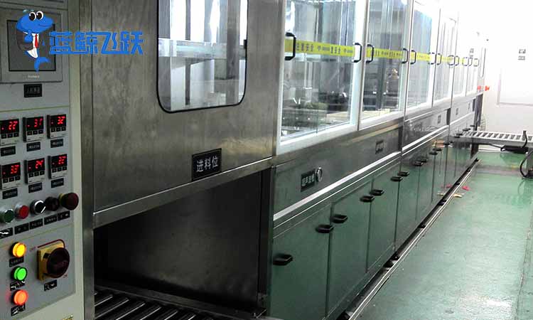 超声波碳氢清洗机：新能源电池壳油污怎么清洗更有效呢？