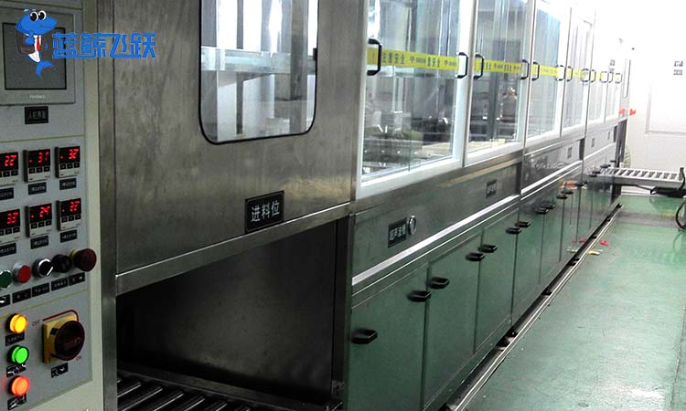 使用玻璃面板清洗机时如何避免损坏？