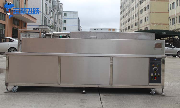 操作超声波清洗器时应做哪些保护？