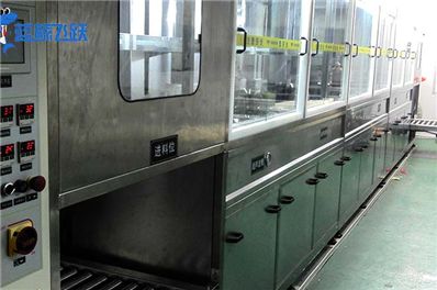 使用玻璃面板清洗机时如何避免损坏？